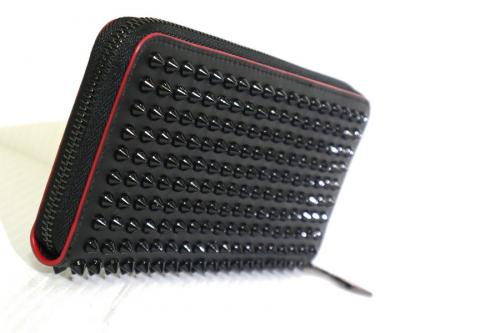 クリスチャンルブタンのスパイクスタッズウォレット