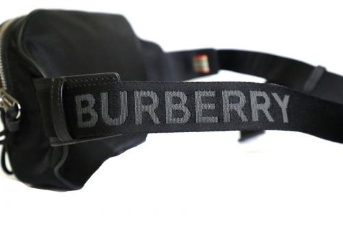 バーバリーのロゴボディバッグ