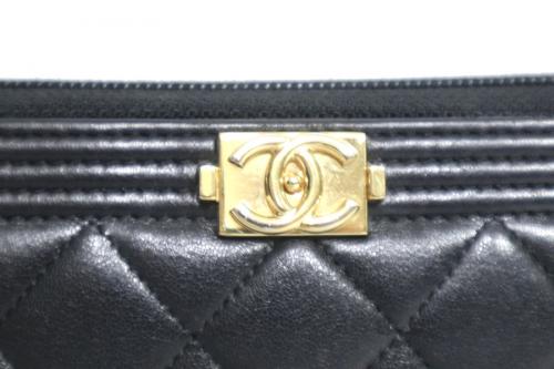 マトラッセ ラウンドファスナーウォレットのキャビアスキン ボーイシャネル