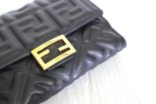 フェンディのナッパレザーミディアムウォレット