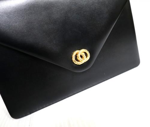 ショルダークラッチバッグの英国王室御用達