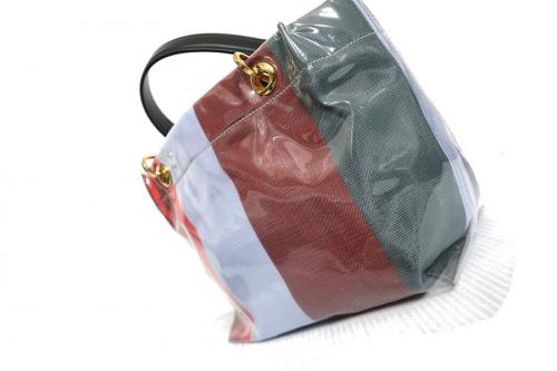 マルニのGLOSSY GRIP TOTE