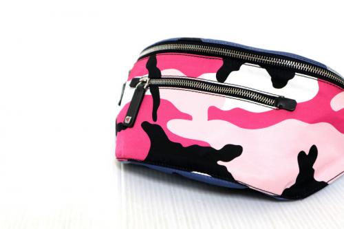 ヴァレンティノガラヴァーニのカモシャフルヒップバッグ