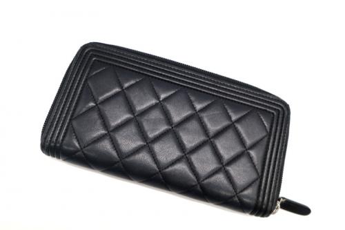 シャネルのラウンドファスナーウォレット