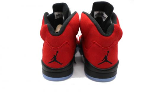 ナイキのAIR JORDAN 5 RETRO Toro Bravo