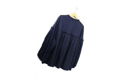 ユニバーサルティシュのへリンボーンギャザーボリュームブラウス