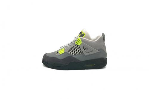 ナイキのAIR JORDAN 4 RETORO SE