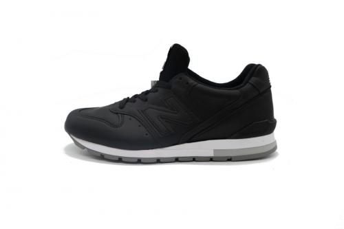 ニューバランスのローカットスニーカー