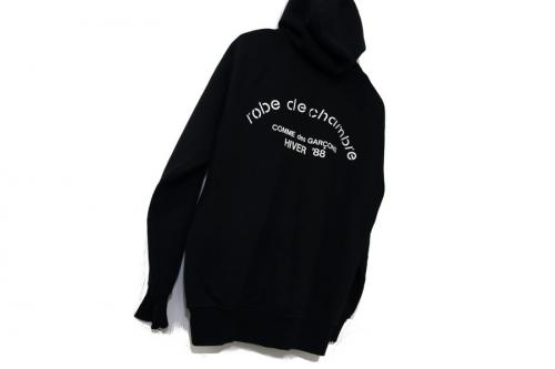 ローブドシャンブル コムデギャルソンのバックロゴジップパーカー