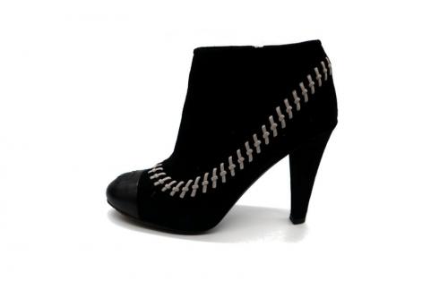 シャネルのココマークスウェードブーツ