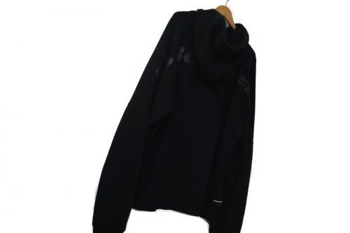 エフシーアールビーのEMBLEM HOODIE