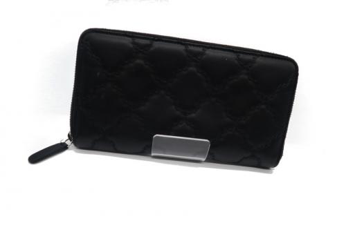 シャネルのウルトラステッチラウンドファスナーウォレット