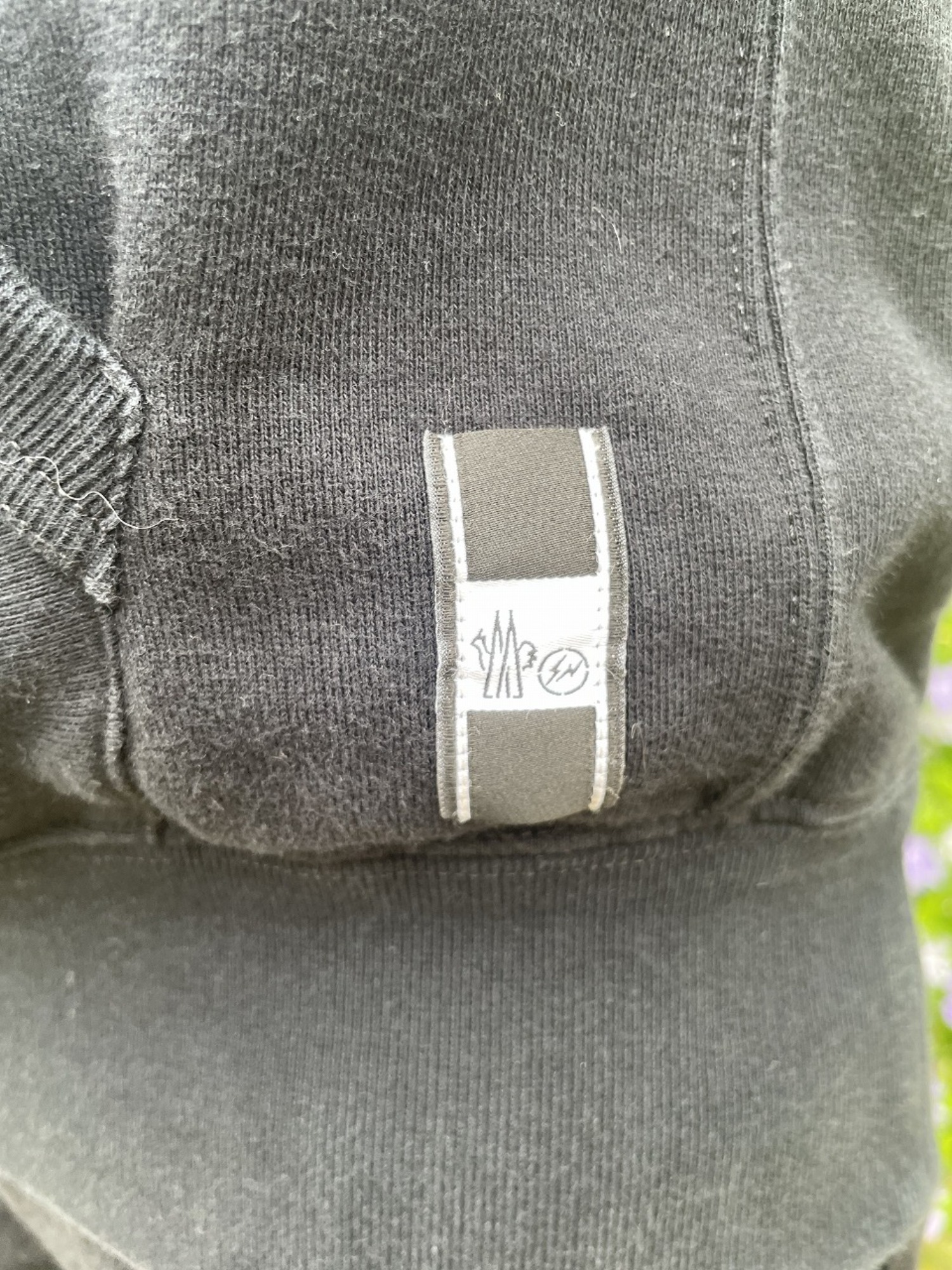 MONCLER/モンクレール】フロントロゴテープデザインプルオーバー