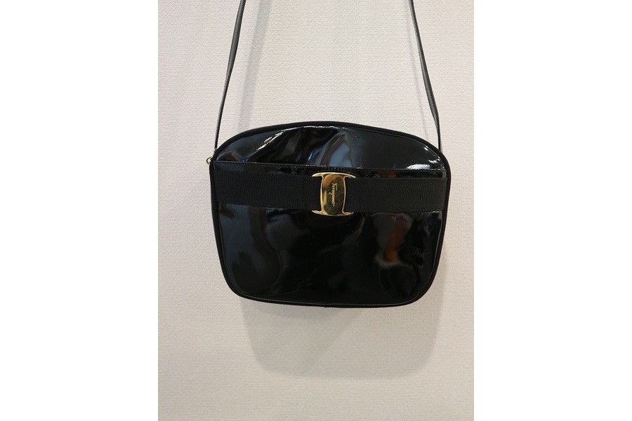 サルバトーレフェラガモ Ferragamo ヴァラ ショルダーバッグ エナメル Salvatore Ferragamo - Ferragamo ヴァラ リボン エナメル