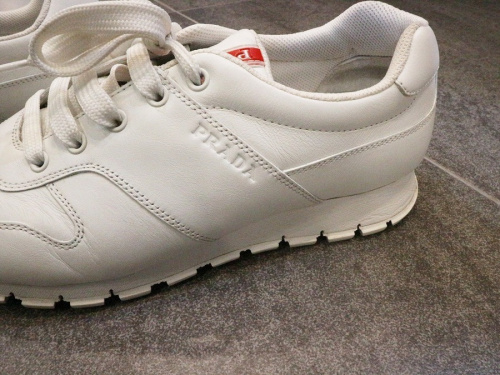 スニーカーのレザー