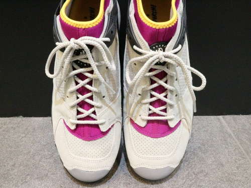 スニーカーのエア リバデルチ