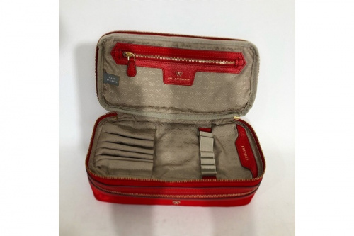 アニヤハインドマーチのポーチ