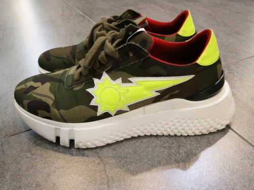 アーバンサンのスニーカー