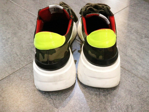 スニーカーのダッドシューズ