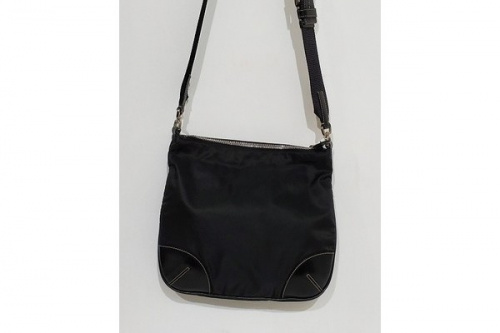 プラダのショルダーバッグ