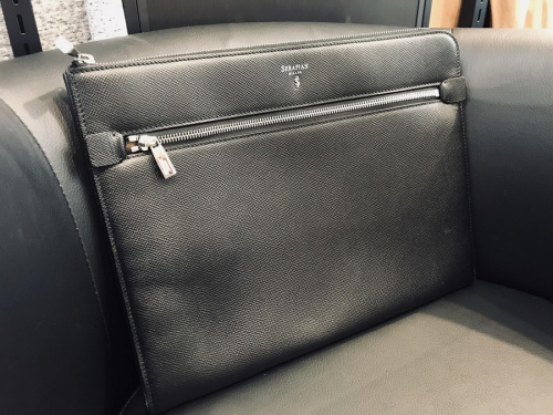 セラピアンのクラッチバッグ