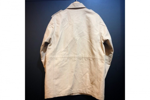 オーラリーのフィールドジャケット