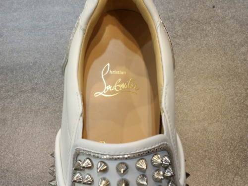 スパイクのスニーカー