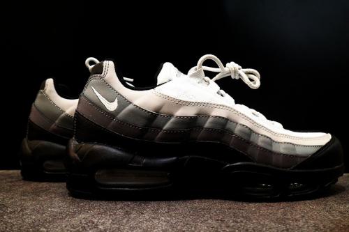 ナイキエアマックス95 エッセンシャルのスニーカー
