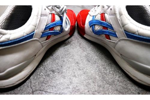 スニーカーのトリコカラー