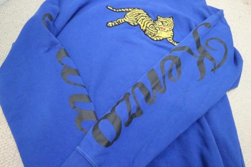 スウェットの袖ロゴ