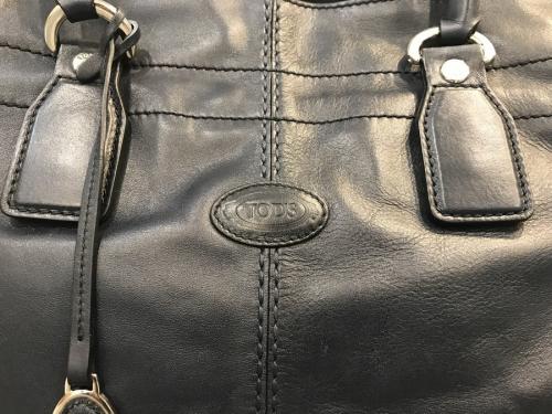 ショルダーバッグのドレススタイル