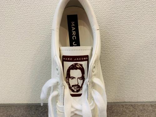 スニーカーのホワイト