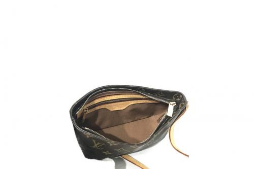 ショルダーポーチのモノグラム