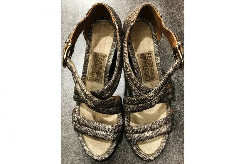 ストラップサンダルのパイソン柄サンダル