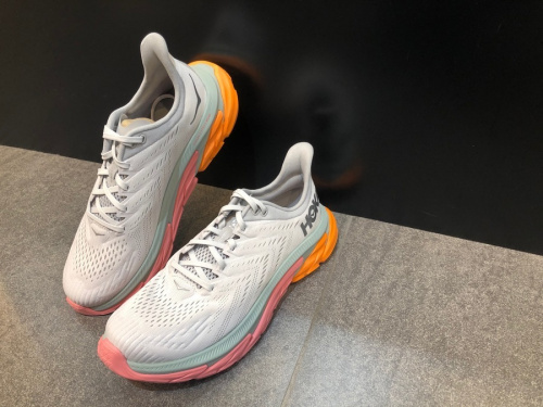 スニーカーのHOKAONEONE