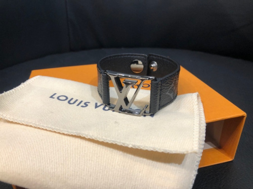 ラグジュアリーブランドのLOUIS VUITTON 　