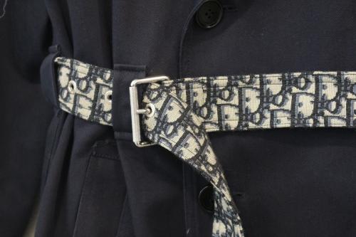 オブリークベルトトレンチコートのメンズ