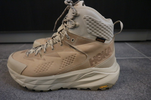 スニーカーのHOKAONEONE