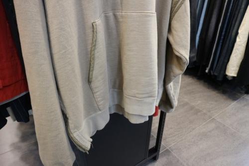 ヨークのプルオーバーパーカー