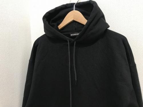 バレンシアガのバックロゴフーディ