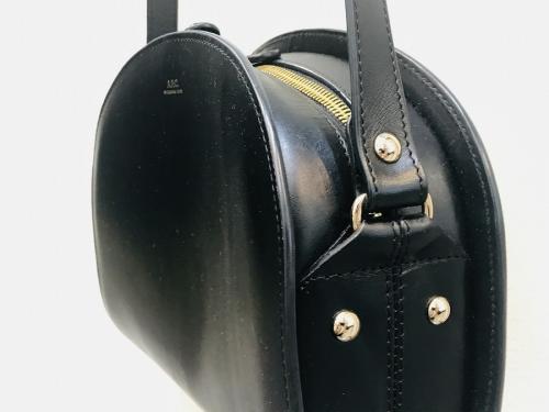 アーペーセーのハーフムーンショルダーバッグ