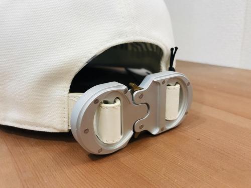 ディオールのサドルレザーキャップ