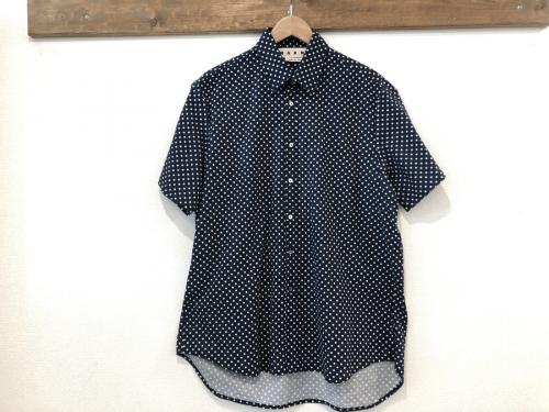 トップスの半袖シャツ