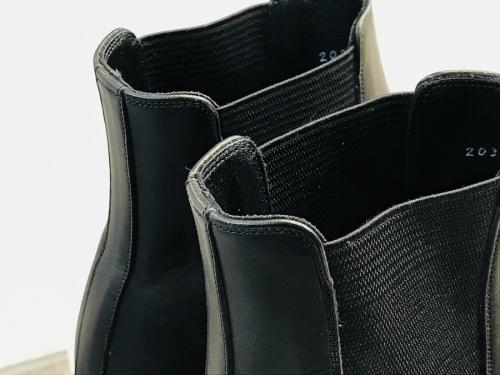 サイドゴアブーツのスクエアトゥブーツ