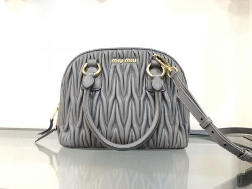 MIU MIUのミュウミュウ