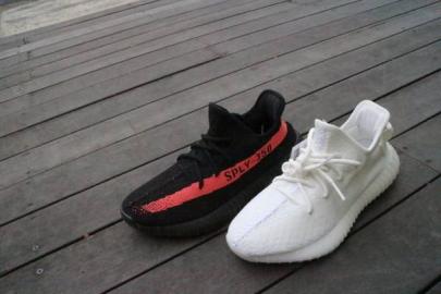 「カニエウェストのYEEZY BOOST 」