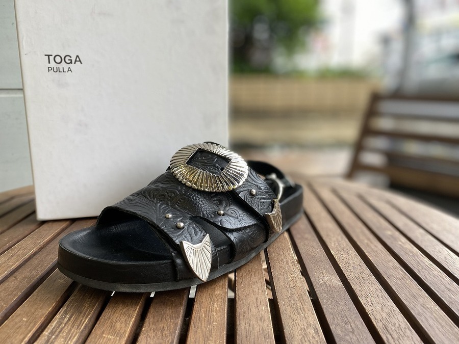 TOGA PULLA/トーガ プルラ】よりMetal emboss sandalが入荷致しました 