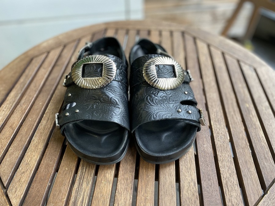 TOGA PULLA/トーガ プルラ】よりMetal emboss sandalが入荷致し