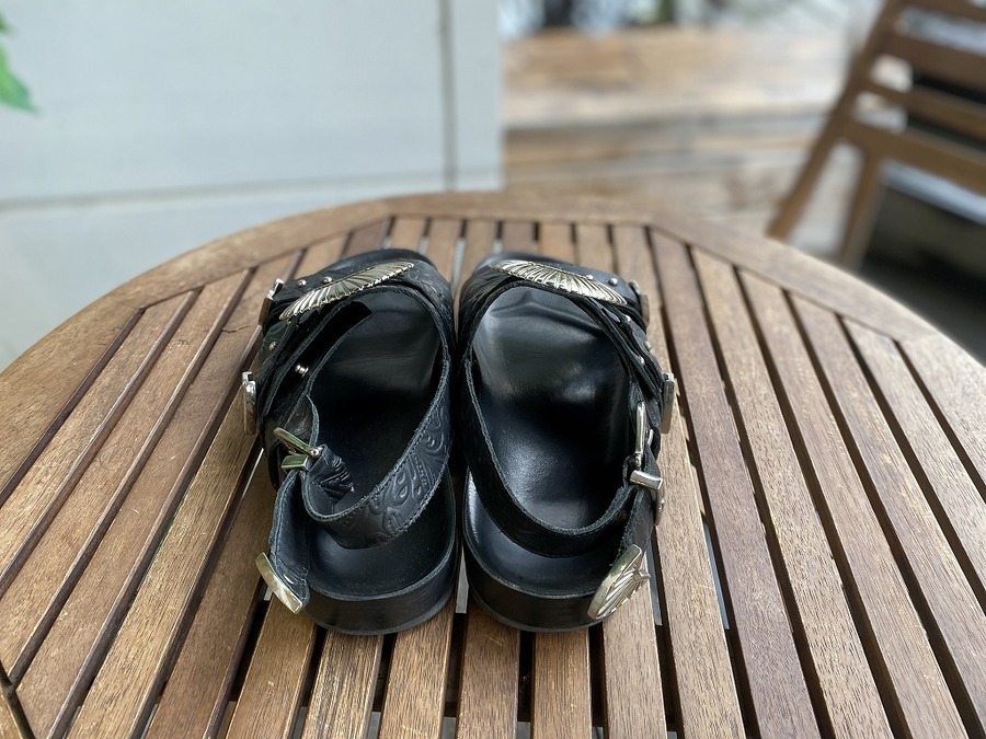 TOGA PULLA/トーガ プルラ】よりMetal emboss sandalが入荷致し