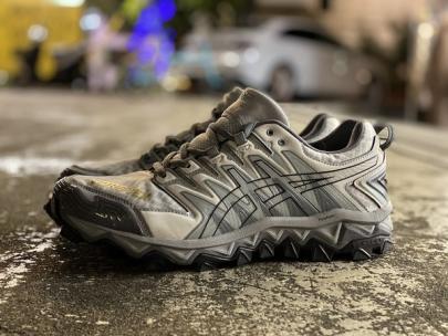 「スニーカーのasics×BEAMS 」